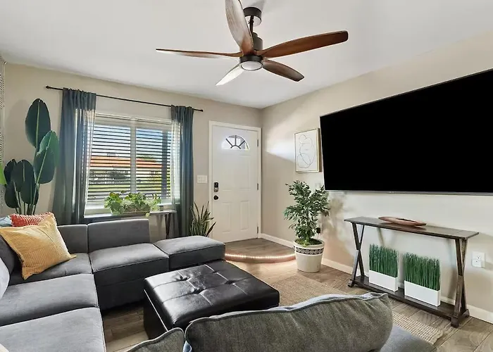 Pool With Patio Lounge & Mini Putti Near Airport *