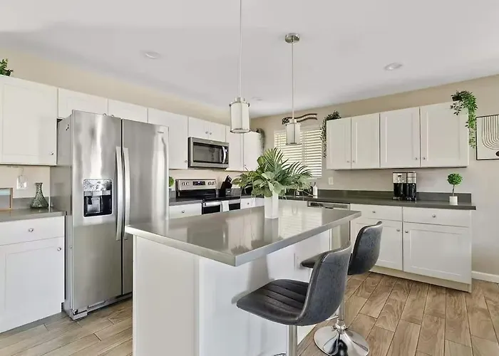 Pool With Patio Lounge & Mini Putti Near Airport Phoenix
