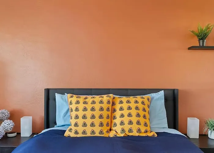 Pool With Patio Lounge & Mini Putti Near Airport Phoenix