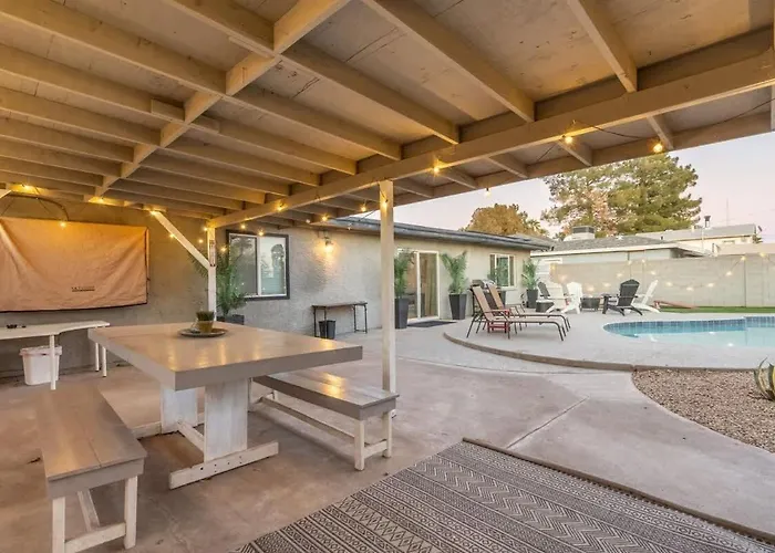 Pool With Patio Lounge & Mini Putti Near Airport