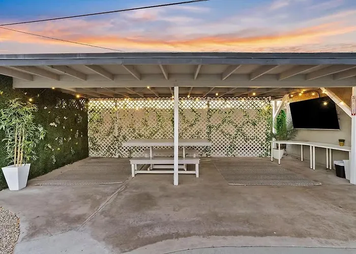 Pool With Patio Lounge & Mini Putti Near Airport Phoenix
