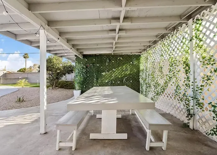 Pool With Patio Lounge & Mini Putti Near Airport