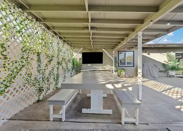 Pool With Patio Lounge & Mini Putti Near Airport Phoenix