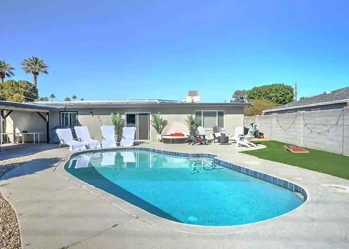 Pool With Patio Lounge & Mini Putti Near Airport Ferienhaus