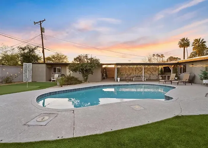 Pool With Patio Lounge & Mini Putti Near Airport