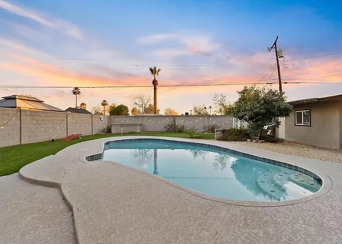 Pool With Patio Lounge & Mini Putti Near Airport Ferienhaus