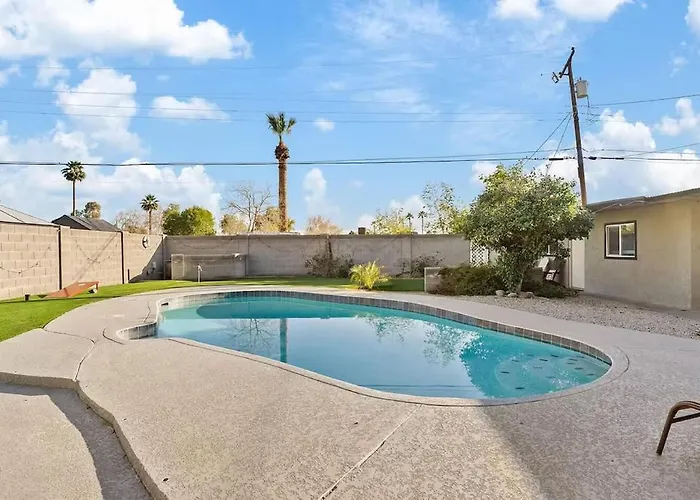 Pool With Patio Lounge & Mini Putti Near Airport Ferienhaus