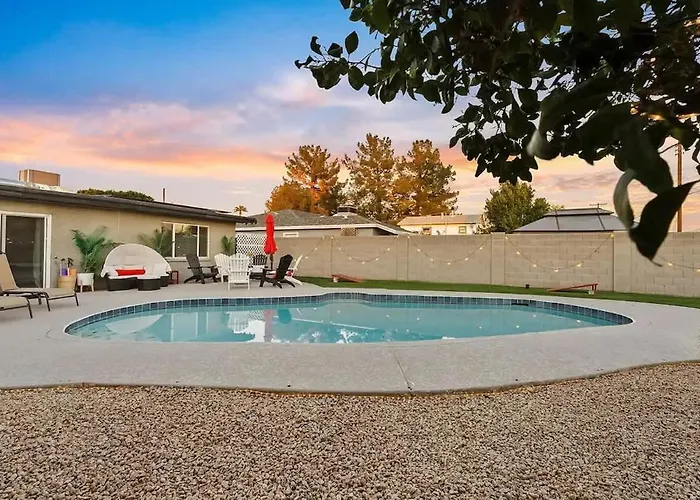 Pool With Patio Lounge & Mini Putti Near Airport Ferienhaus