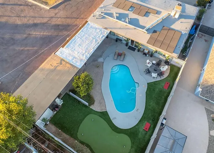 Pool With Patio Lounge & Mini Putti Near Airport Ferienhaus