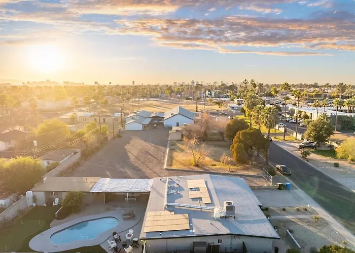 Pool With Patio Lounge & Mini Putti Near Airport